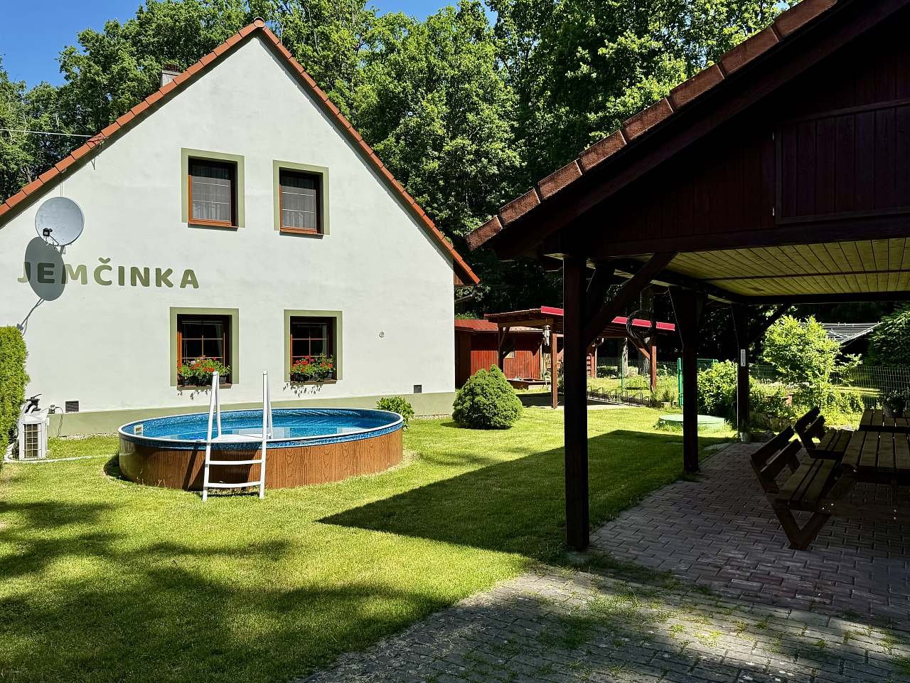 Bazén a pergola se sezením 1