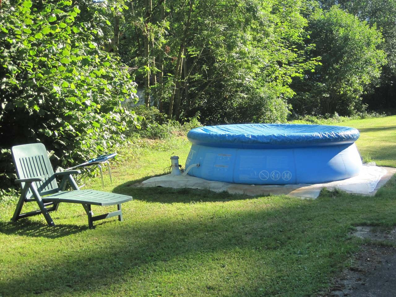hồ bơi trên bãi cỏ phía sau nhà