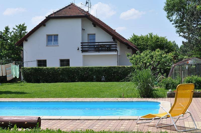 Piscina en el jardín - vista de la casa de huéspedes