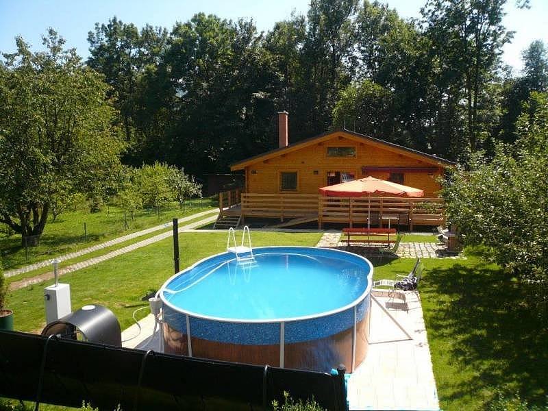 piscina frente a la cabaña