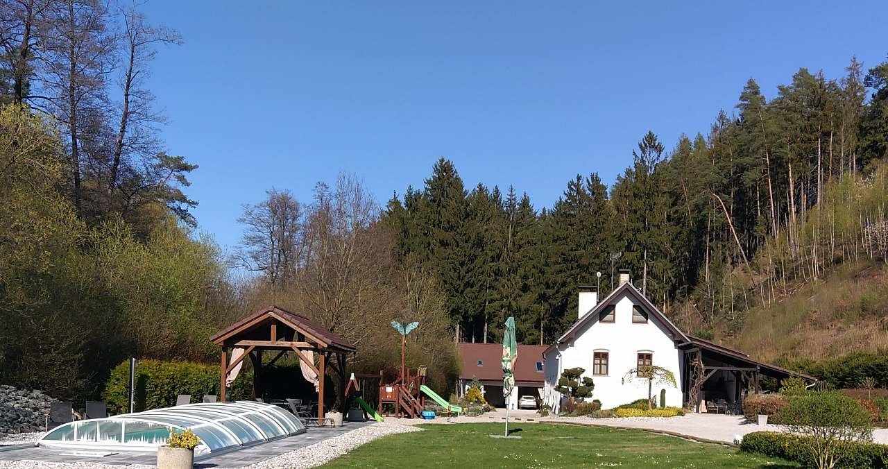 Piscine avec pergola et maison