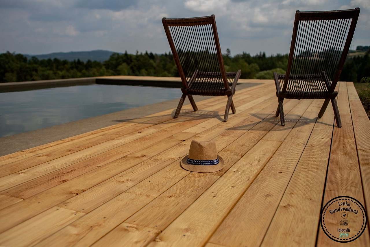 piscina con vista sui pascoli