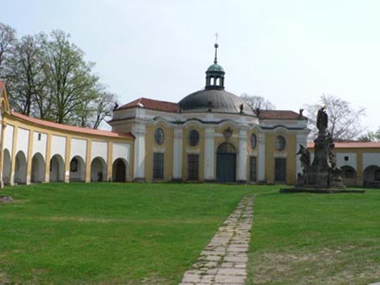Svaté Kopeček 上的圣母玛利亚探访大教堂