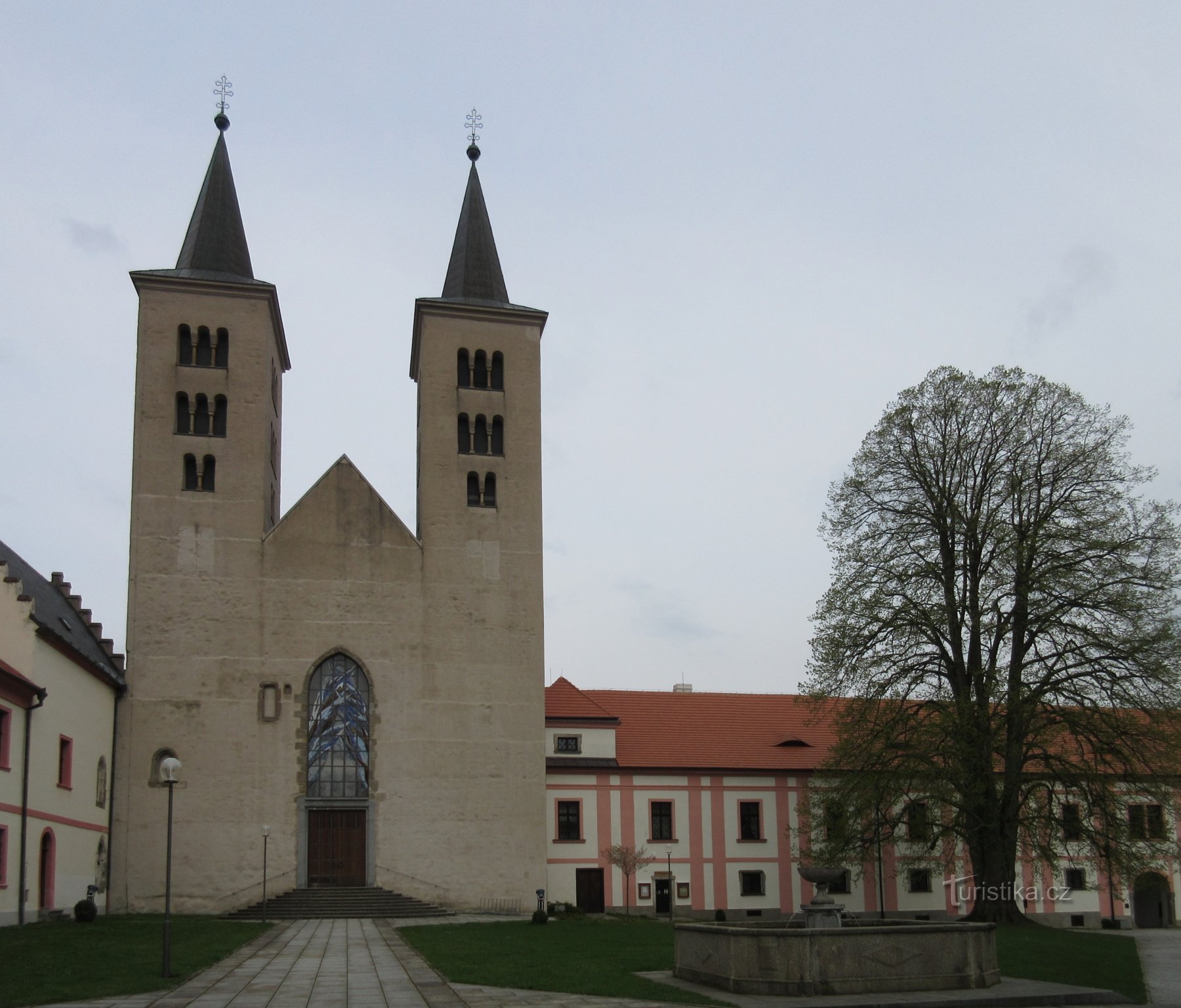 Basilika im April