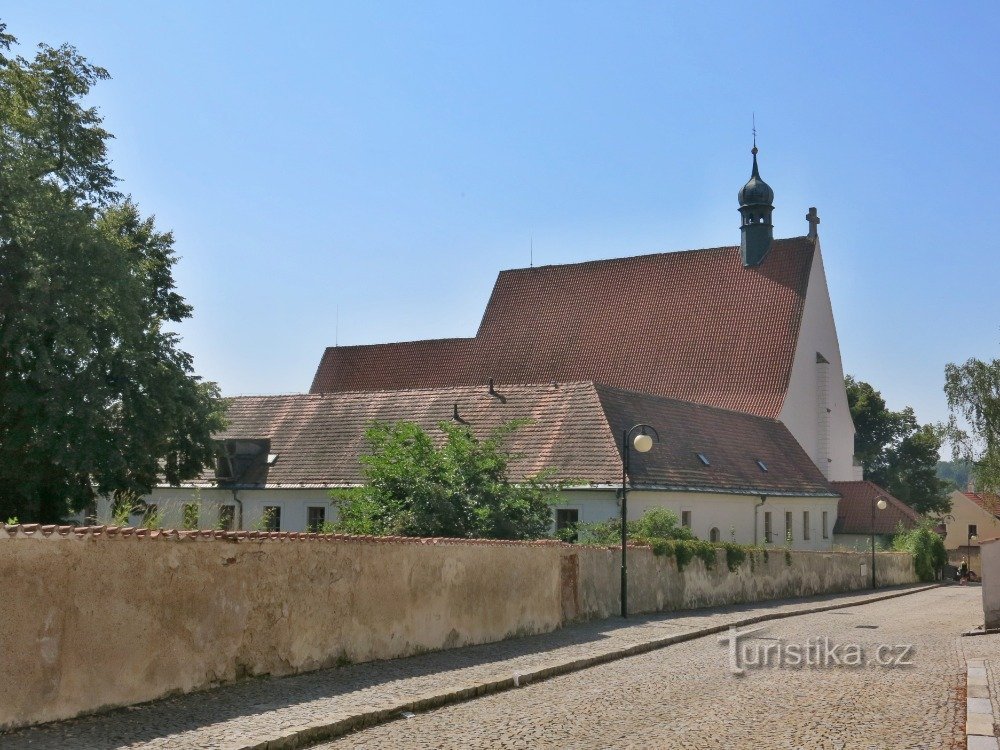 Bechyně - mosteiro franciscano com a Igreja da Assunção da Virgem Maria