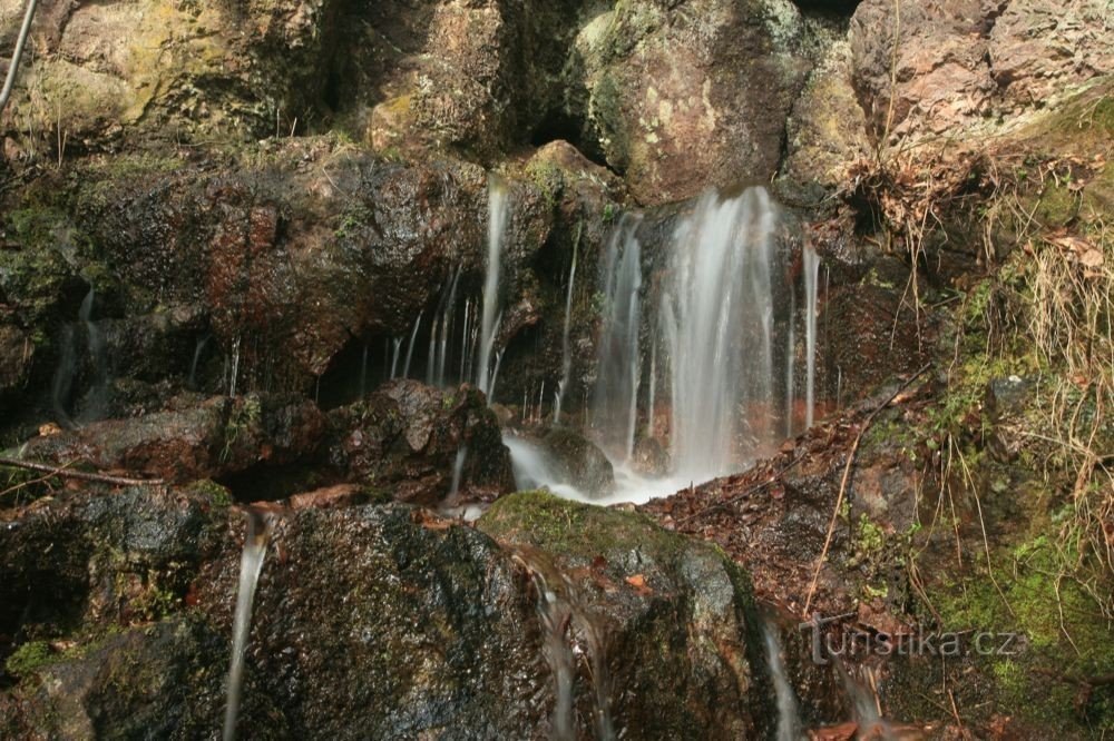 Wasserfall Bečkovský – Quelle aus dem Felsen und 1. Stufe