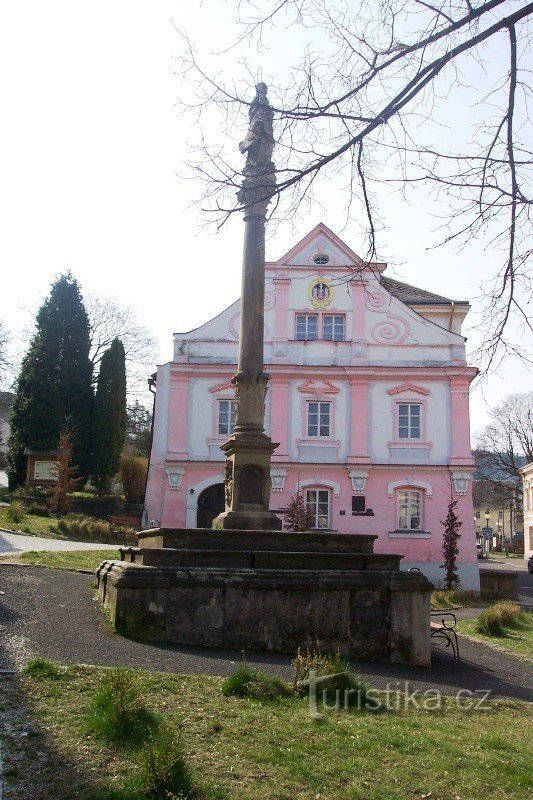 Bečov, Pestsäule