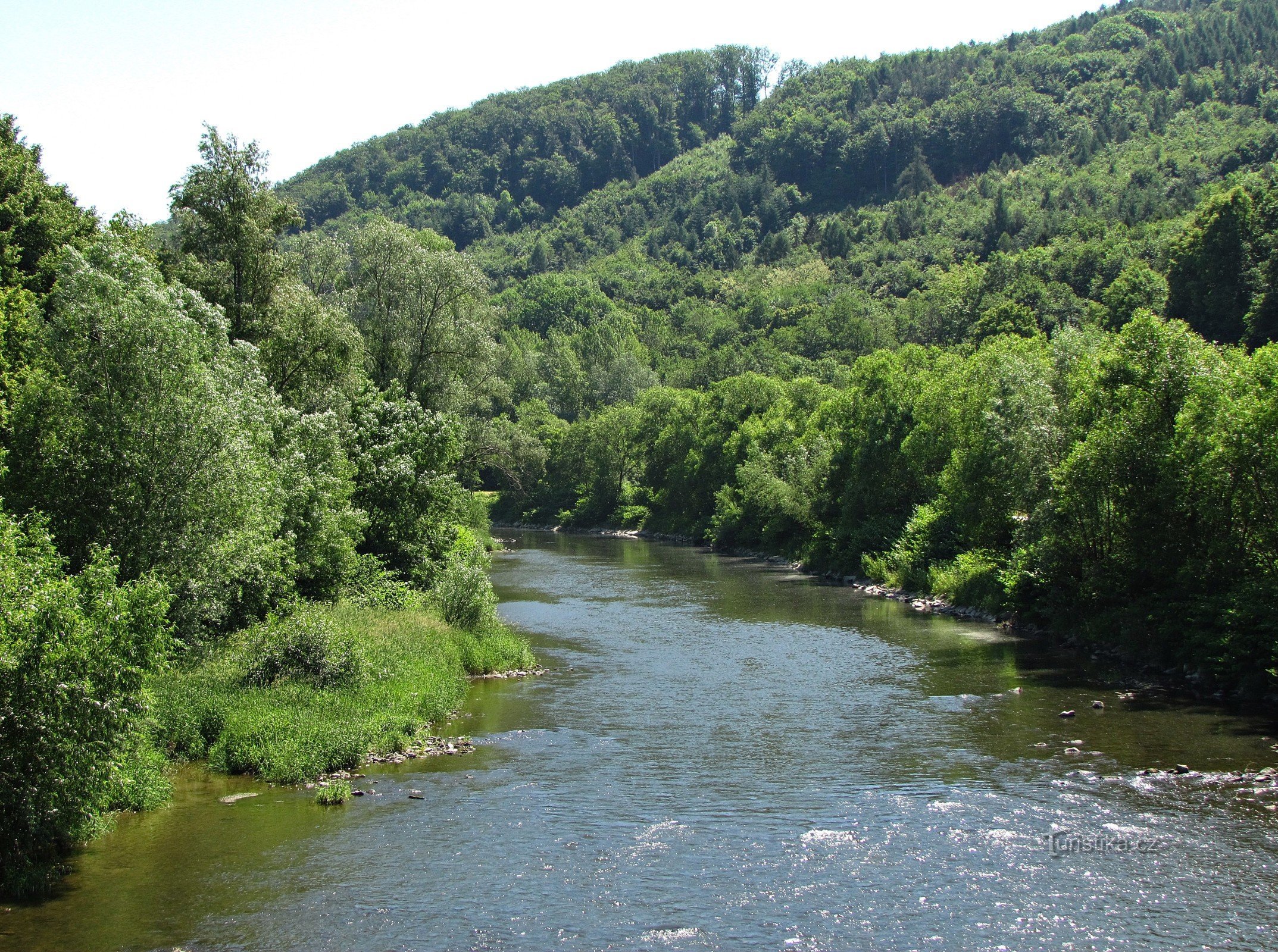 Bečva und die Fußgängerbrücke bei der Siedlung Rybáre