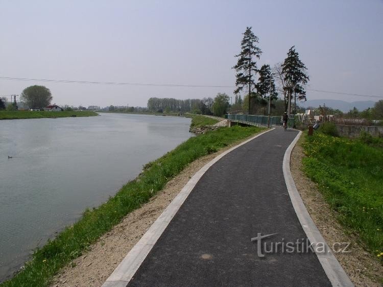 Bečva mit einem neuen Radweg in Hranice