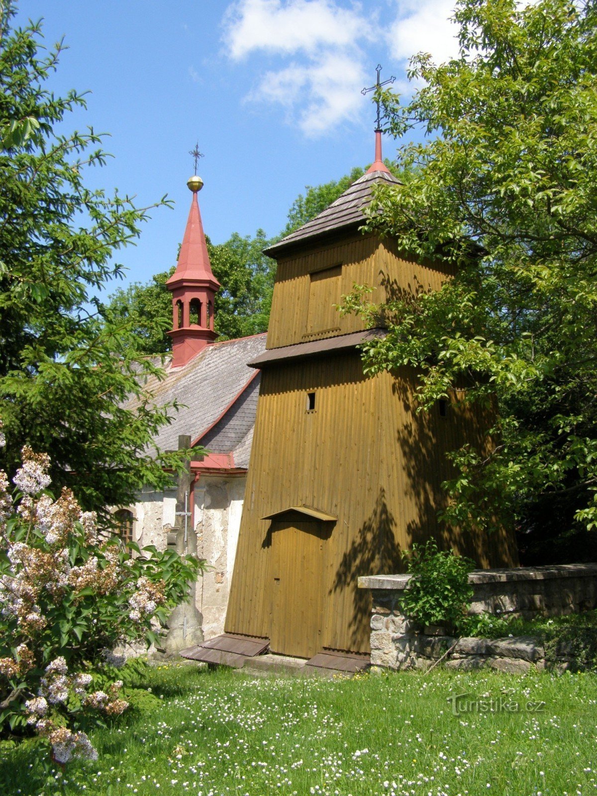 Bělá - cerkev z zvonikom