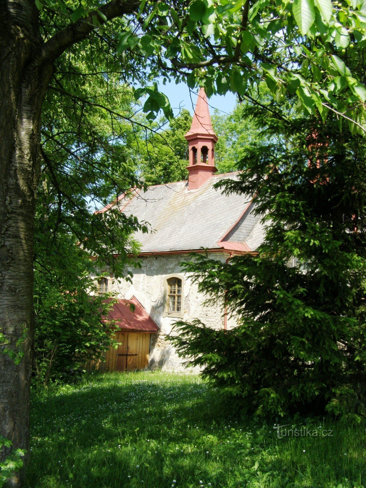 Bělá - igreja com torre sineira