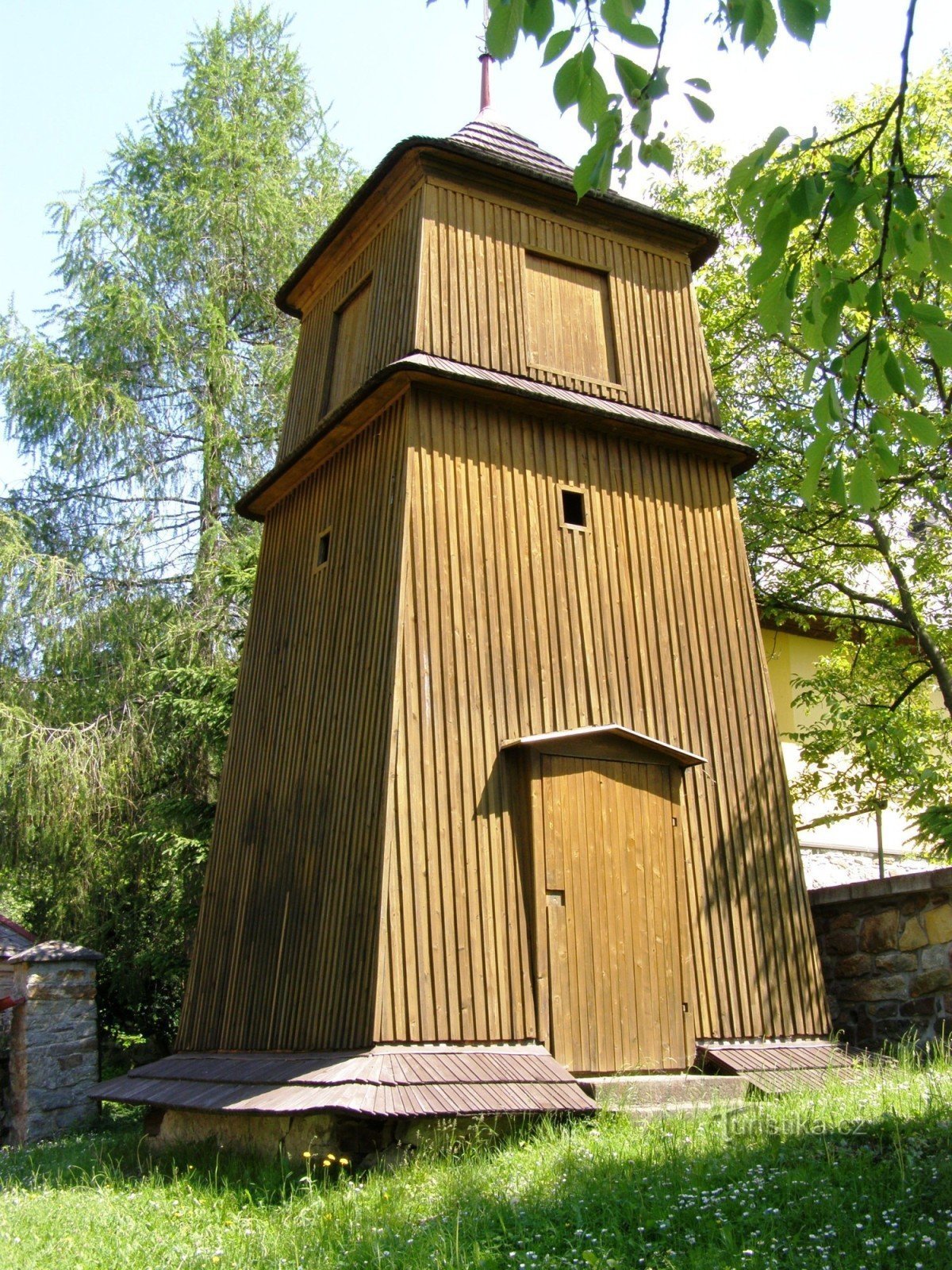 Bělá - igreja com torre sineira