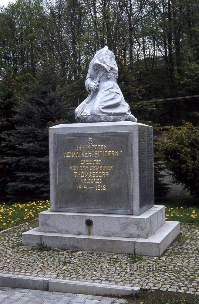 Bělá pod Pradědem - emlékmű az elesetteknek Domašovban