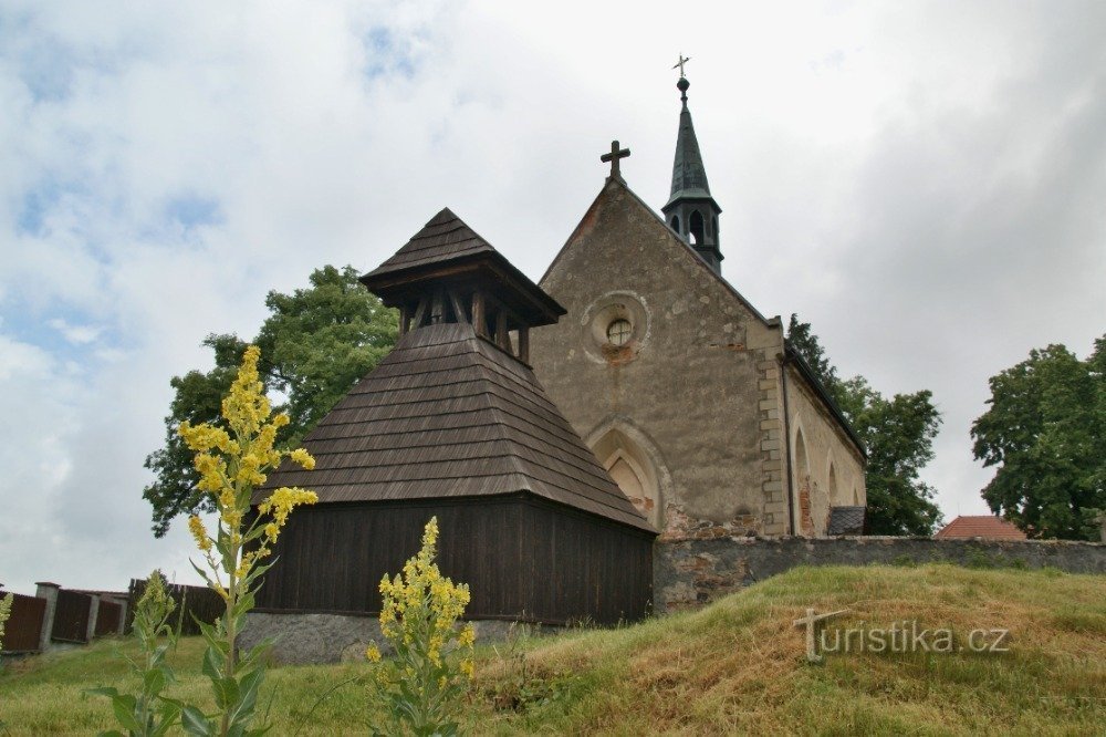 Belec kyrka med ett klocktorn i trä