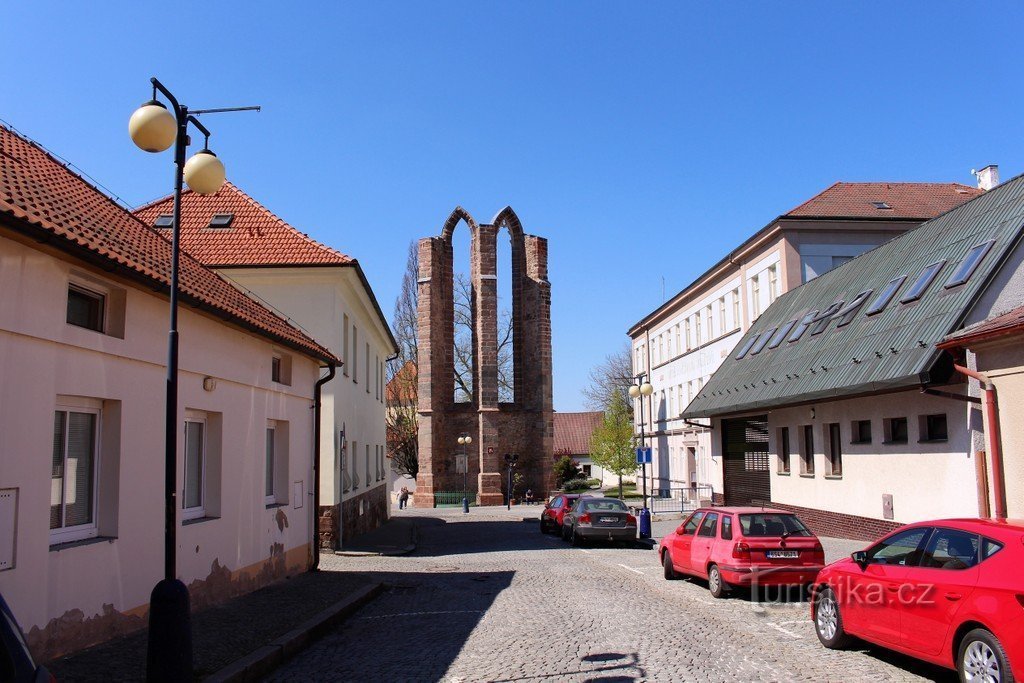 Benešov, torzo samostanske crkve