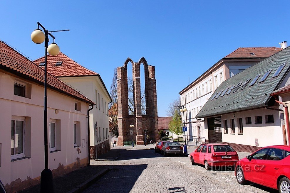 Benešov, torzo crkve s istočne strane