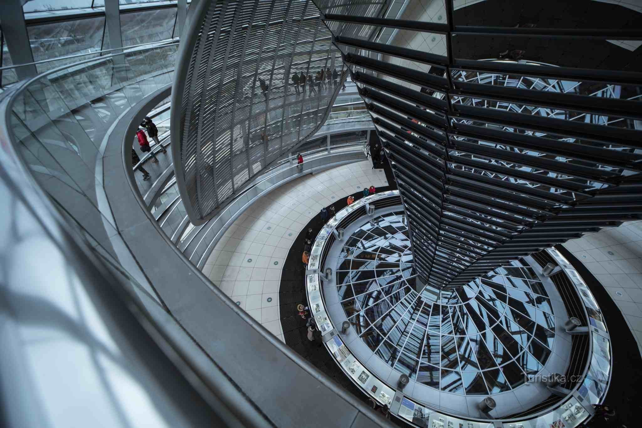 Berlin, Reichstagskuppel © Anna Jirásková; EXIF: Canon EOS 5D Mark III, SAMYANG 