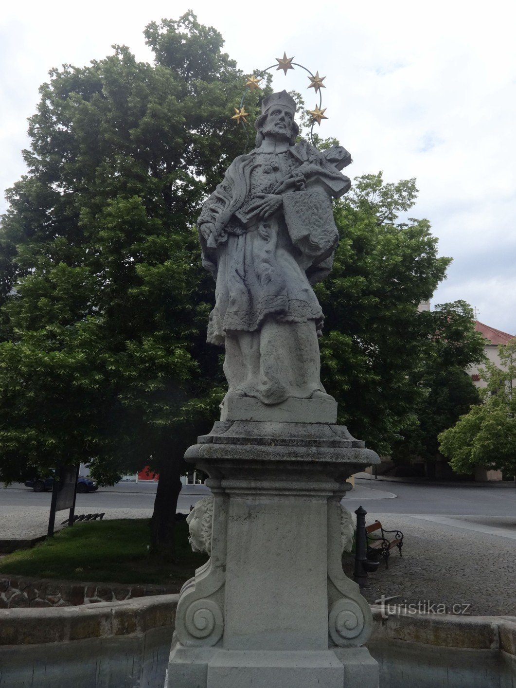 Ο Beroun και ο Jan από το Pomuk στο Husova náměstí