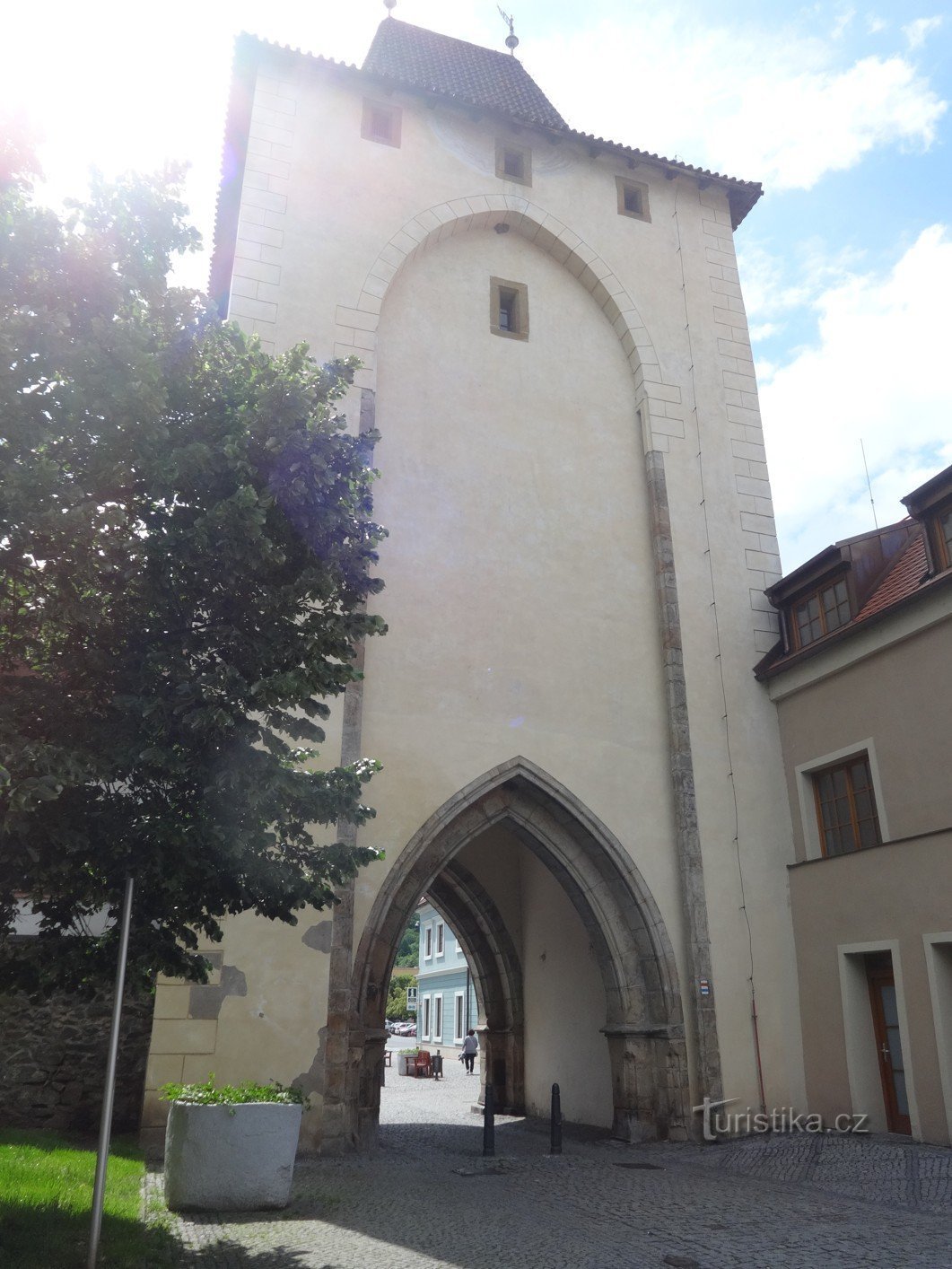 Beroun y la Puerta de Praga bajo Husový náměstí