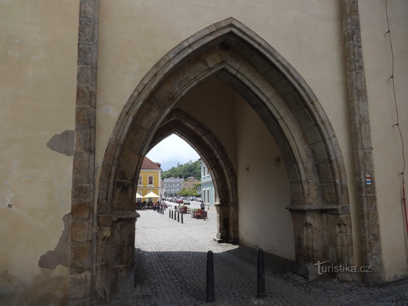 Beroun en de Praagse poort onder Husový náměstí