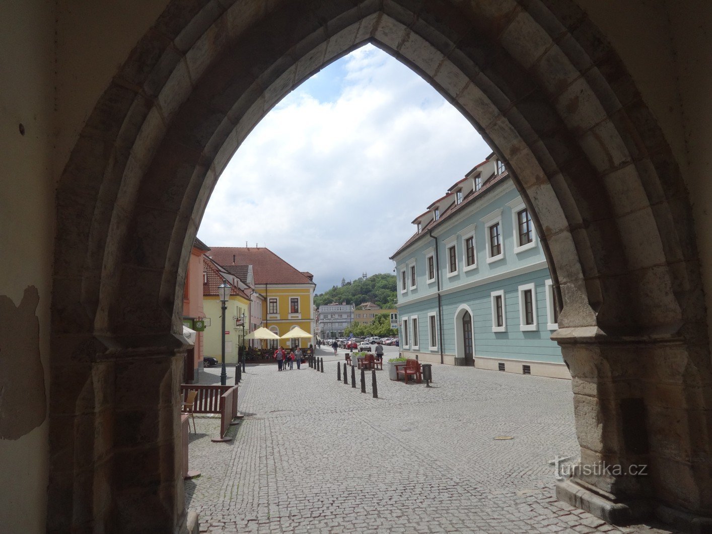 Beroun e o Portão de Praga sob Husový náměstí