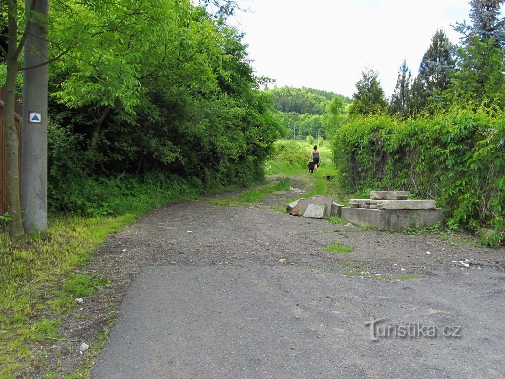 Beroun et les anciennes carrières au-dessus de Tetín