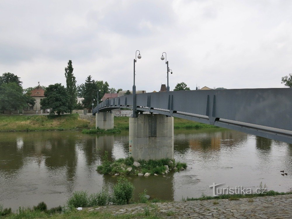 Beroun - pasarela sobre Berounka