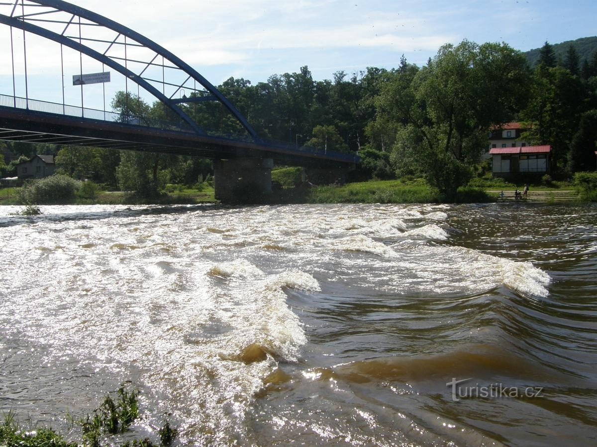 Berounka pod zamkiem trochę bardziej ożywiona po deszczach