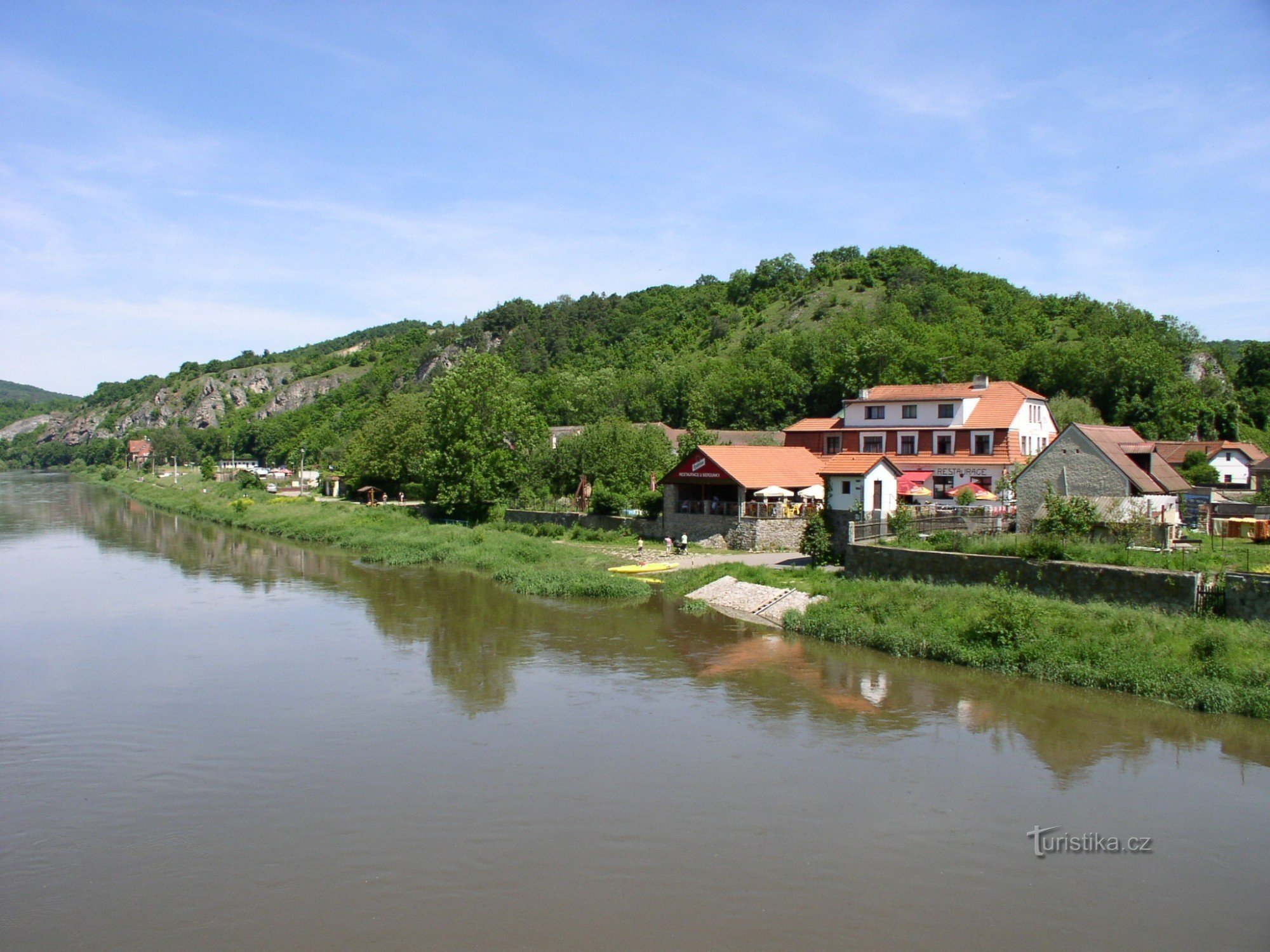 Berounka vanaf de brug in Servië met het U Berounky hotel