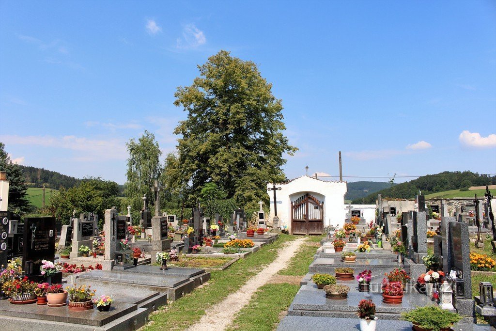 Běšiny, baroque gate and lime tree