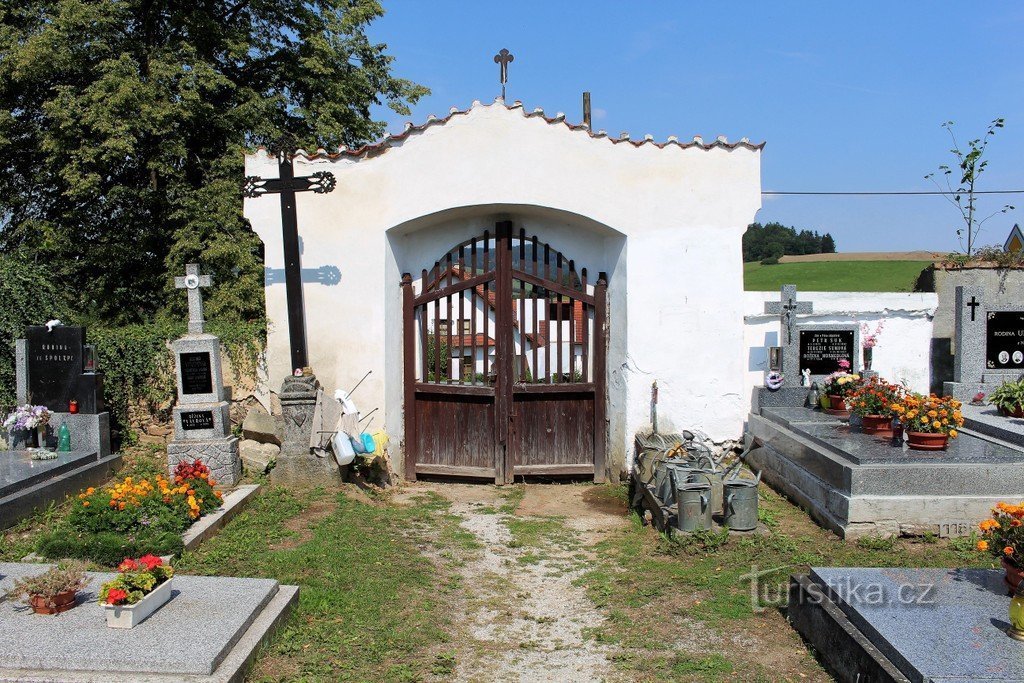 Běšiny, puerta barroca, vista desde el cementerio