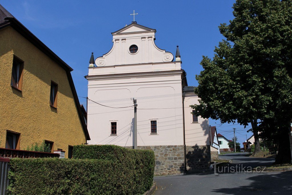 Běšiny, SE fachada da igreja