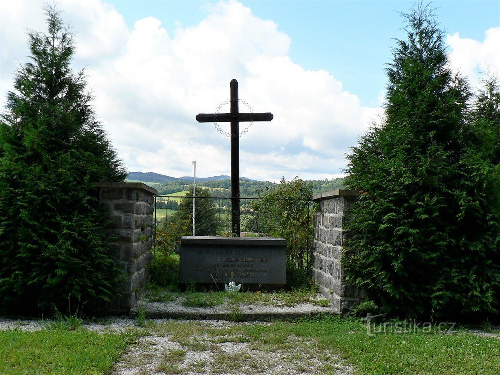 Běšiny, monumento ao transporte da morte, posto em 2008.