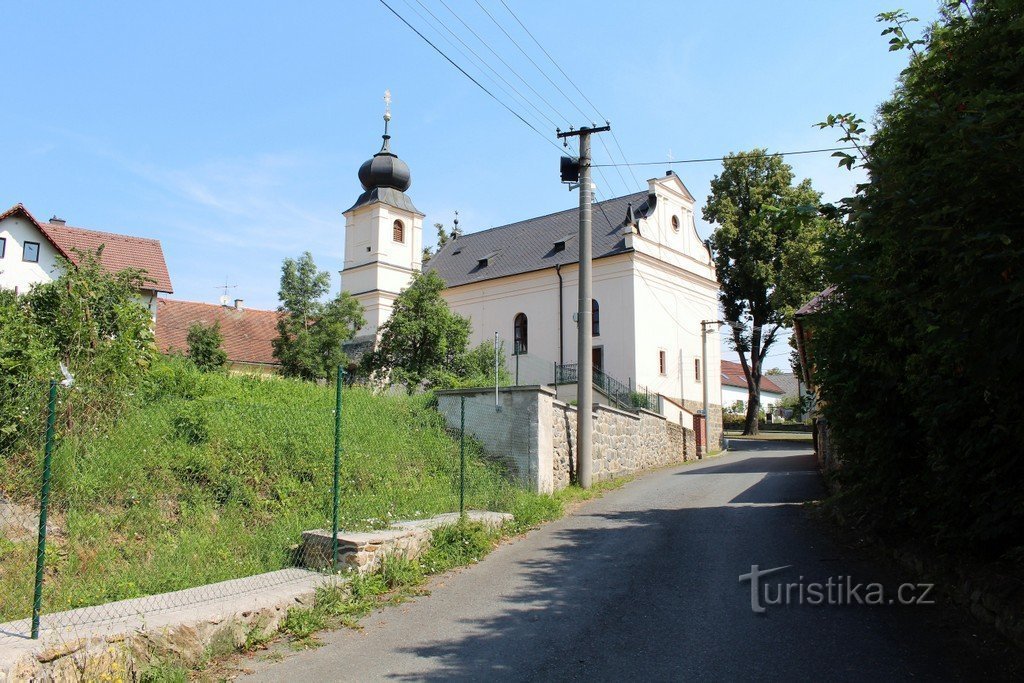Běšiny, kilátás a templomra a várból