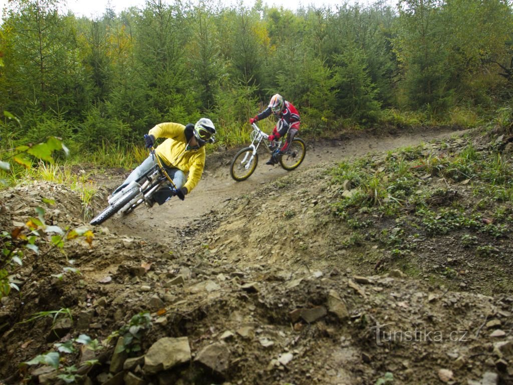 Je fietst weer door de Beskydy Mountains met de heidense god Radegast