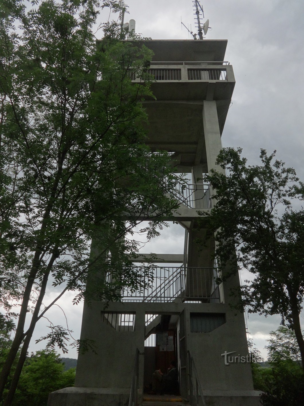 Konkret observationstårn på Městská hora i Beroun