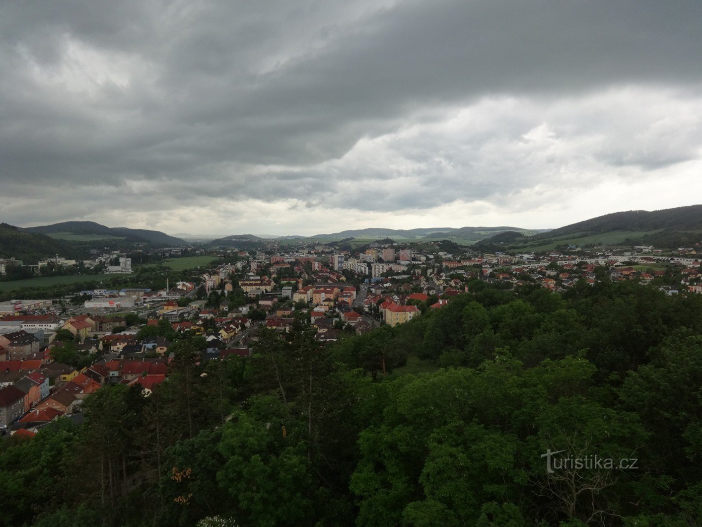 Torre de observação de concreto em Městská hora em Beroun