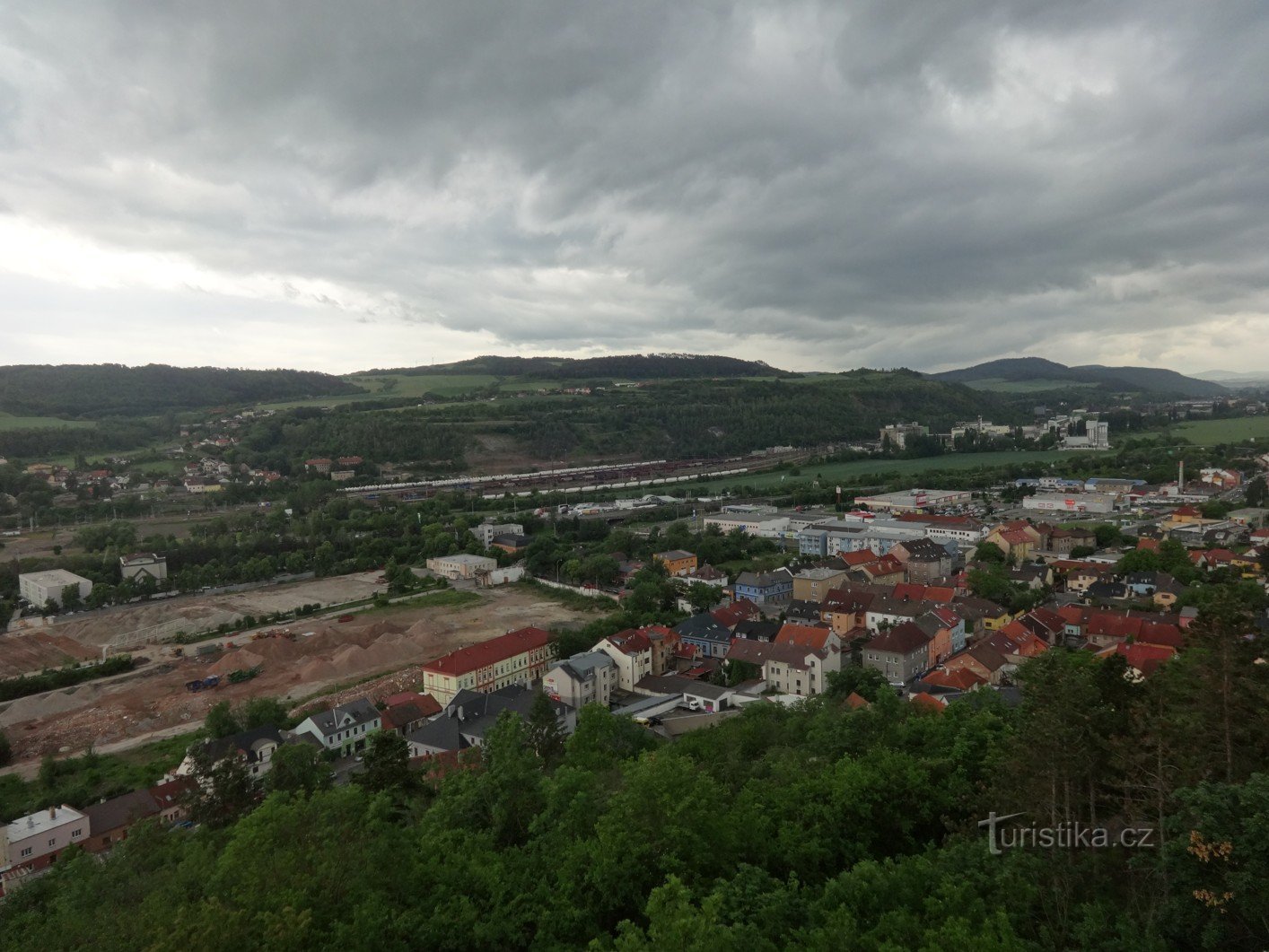 Aussichtsturm aus Beton auf Městská hora in Beroun