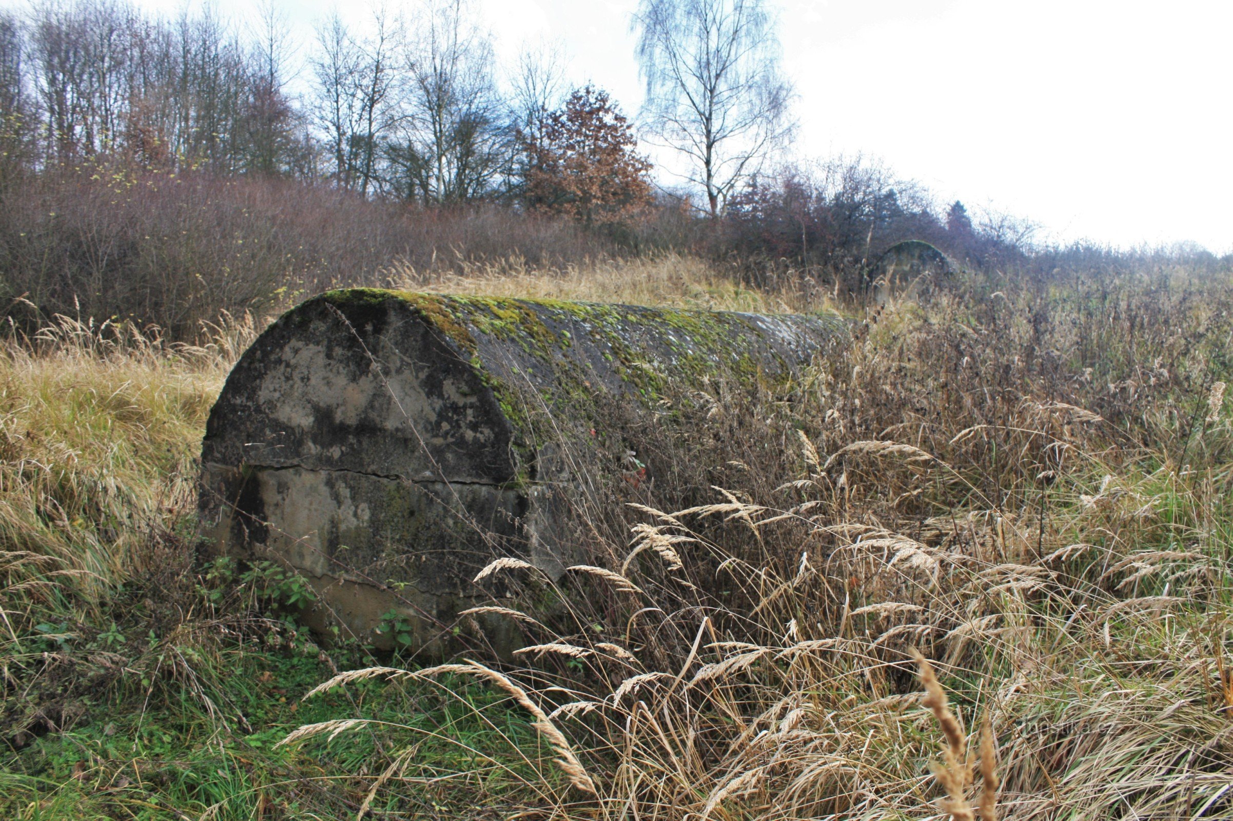 Conduites en béton au départ de deux futures structures de ponts autoroutiers