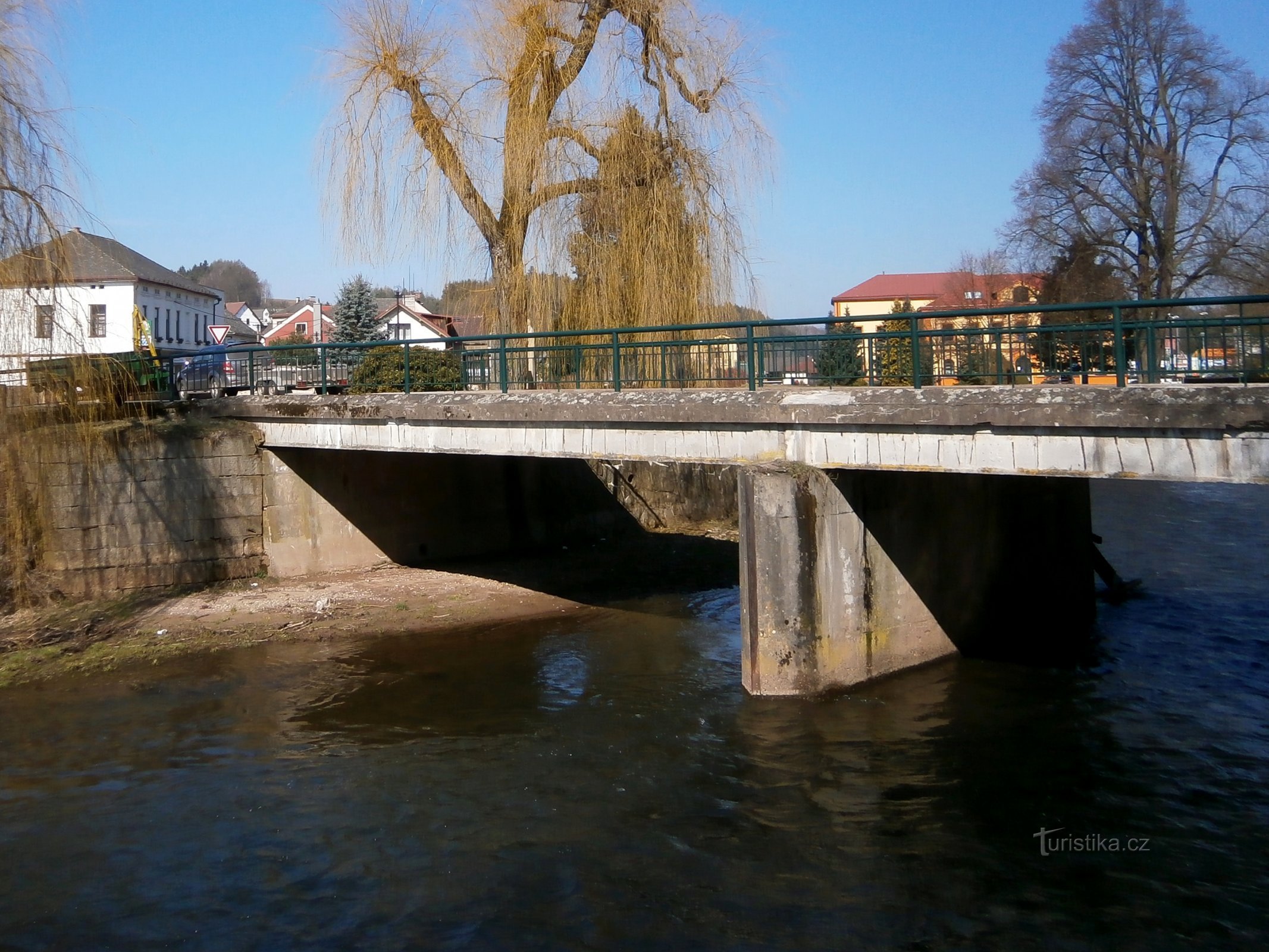 Úpa (Havlovice) 上的混凝土桥
