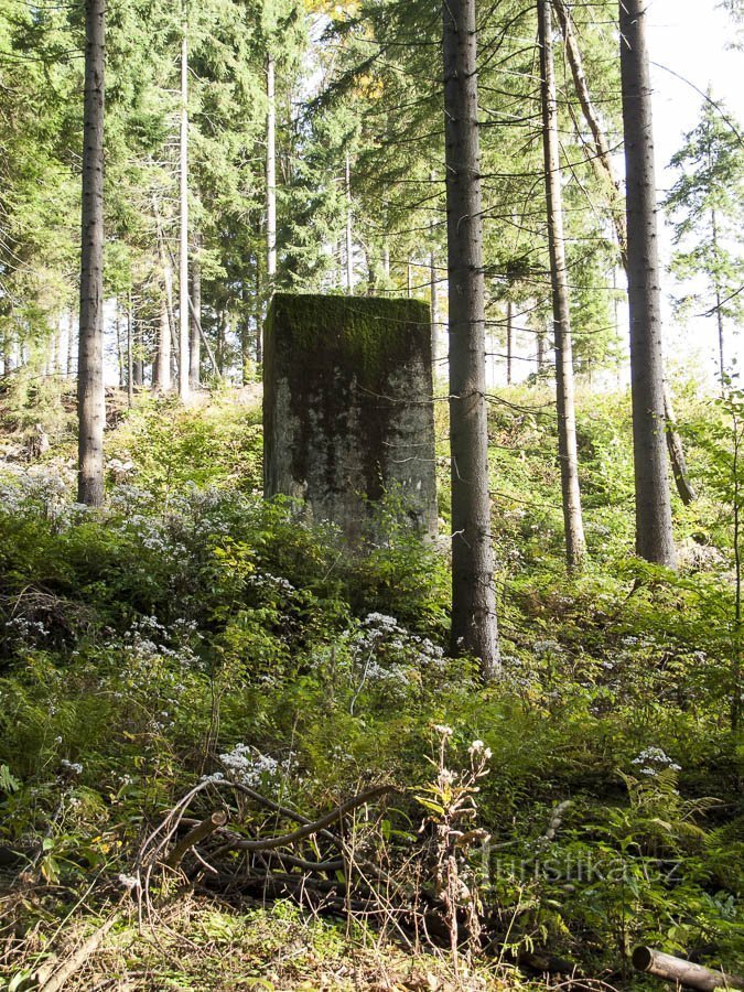 Le pilier en béton est un rappel visible