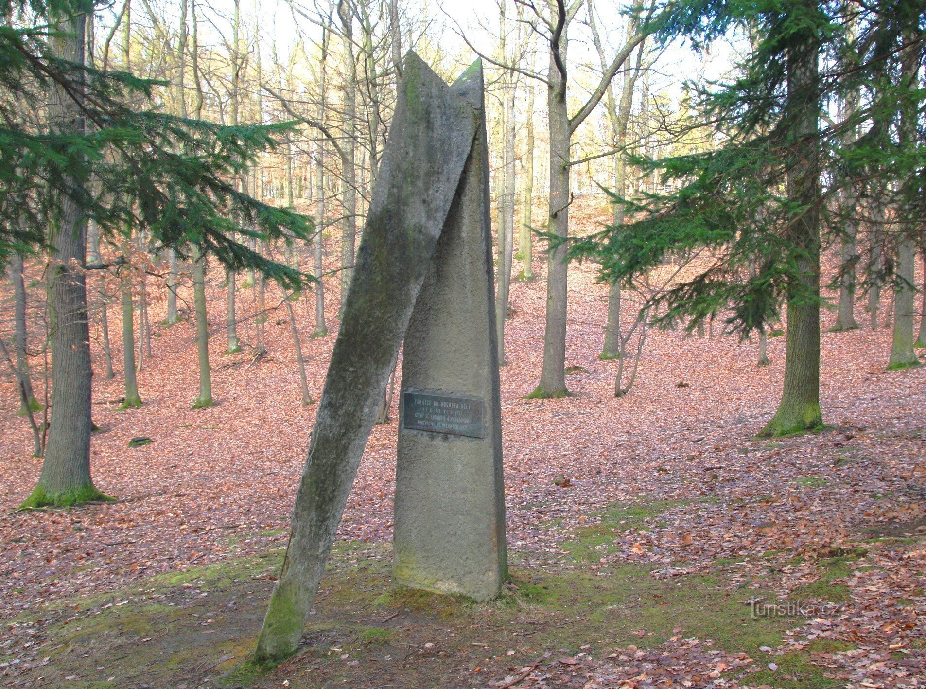 Un stâlp de beton cu o placă comemorativă a lui Rudolf Gola