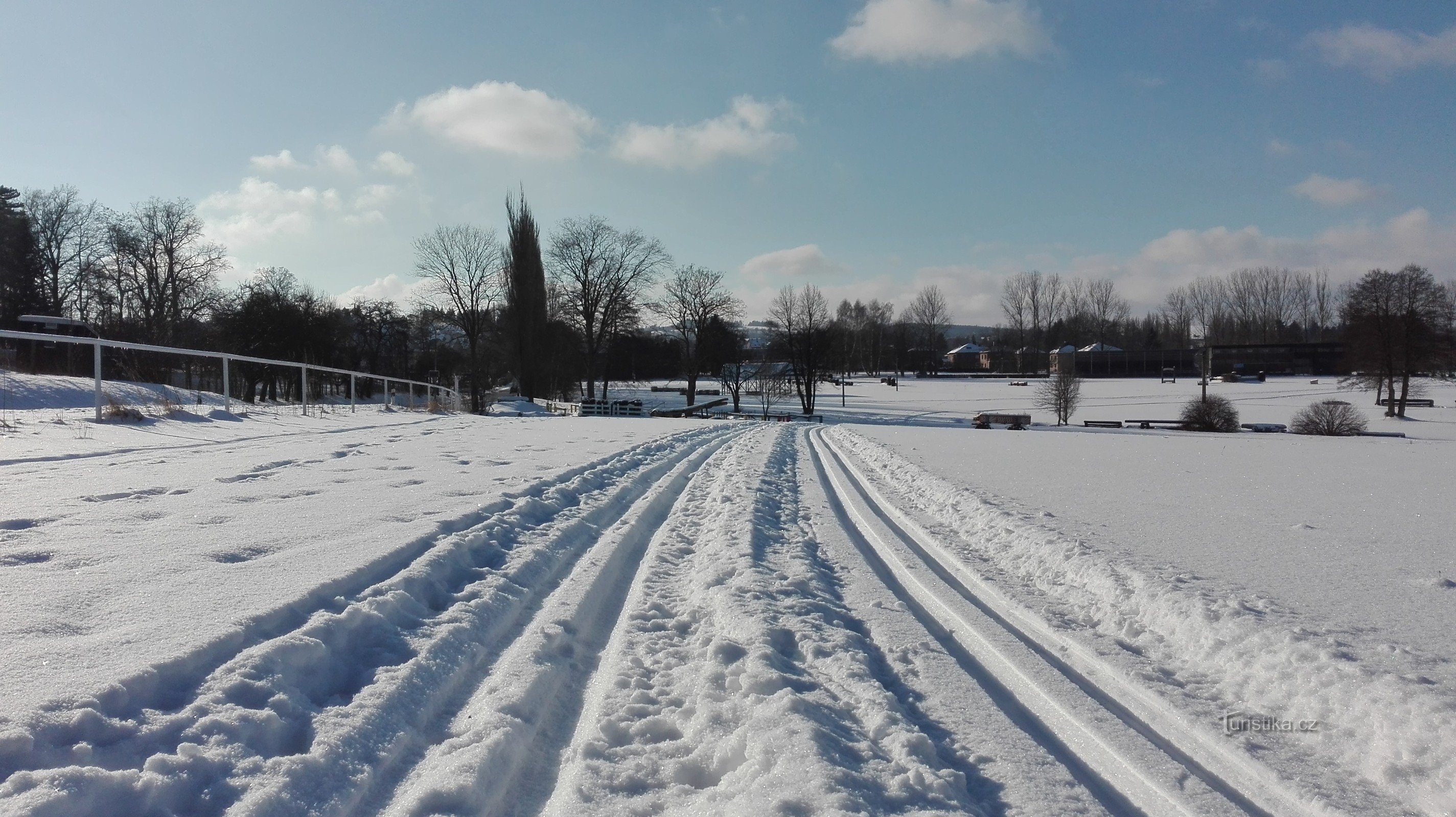 Piste da corsa sul ferro di cavallo d'oro.