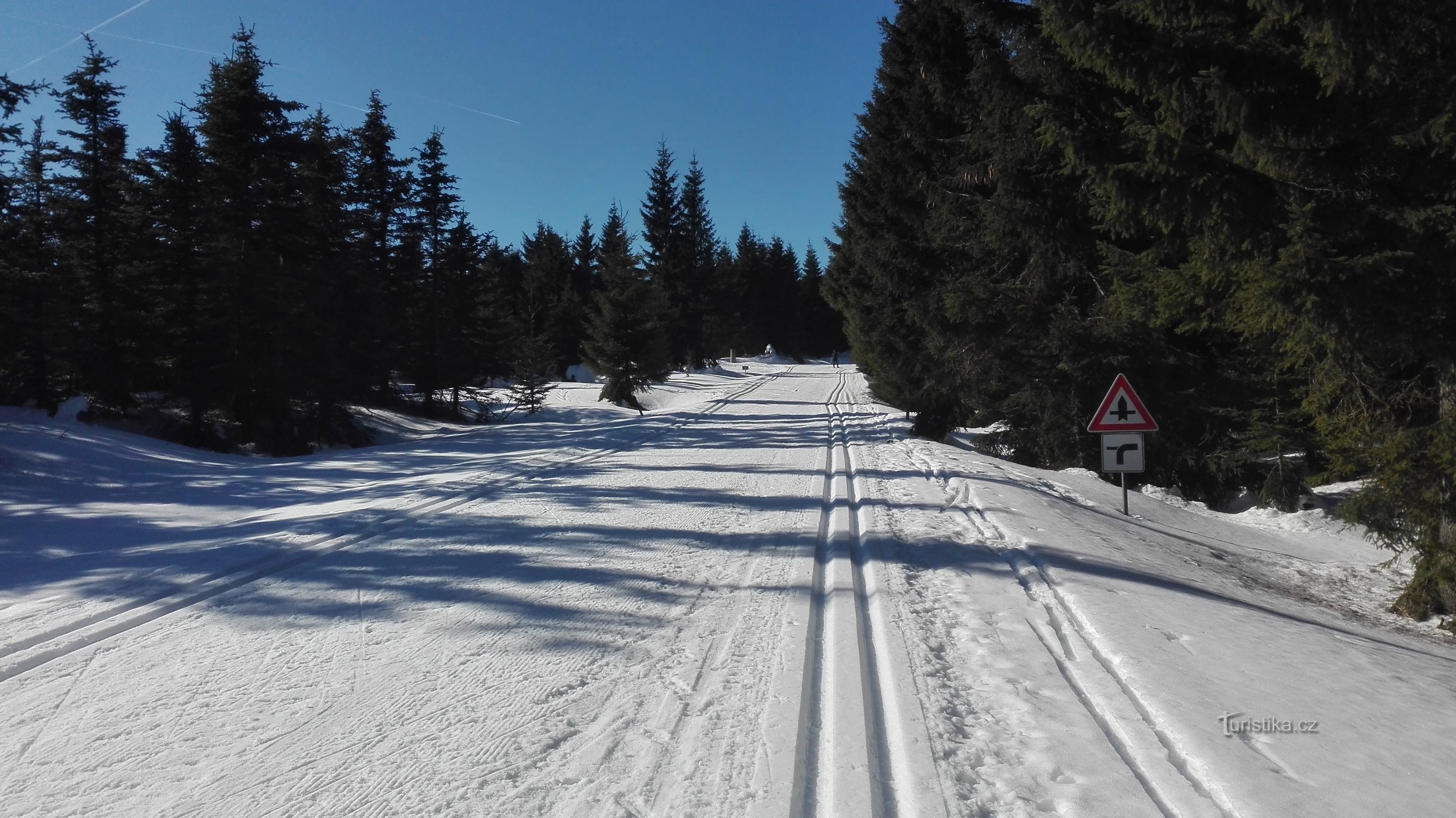 Langlaufloipes op de weg onder Meluzína.