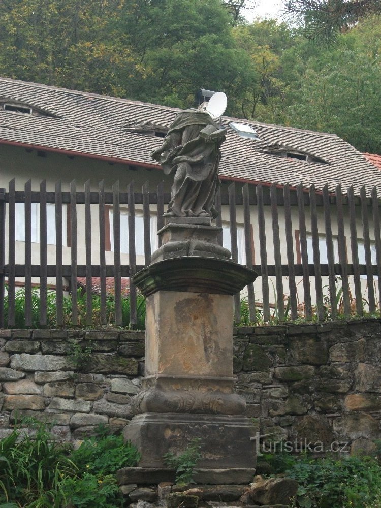 Безголовая статуя