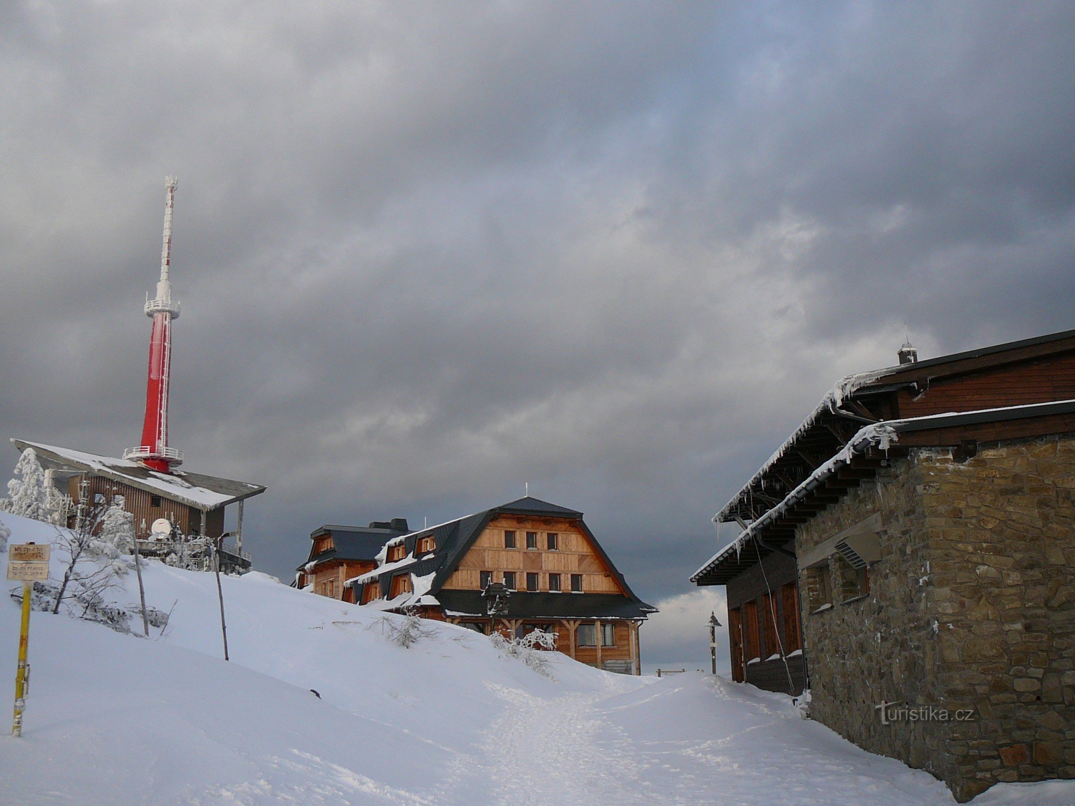 Bezručs Hütte mit Sender und Marathon