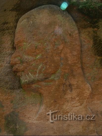 Relief von Bezruč: Das in den Felsen über Velké Opatovice gehauene Porträt von Petr Bezruč.