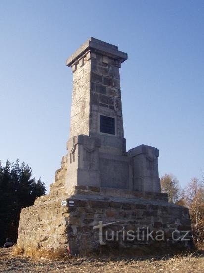 Bezručuv vrch: Denkmal für Petr Bezruč in der Nähe des Wegweisers
