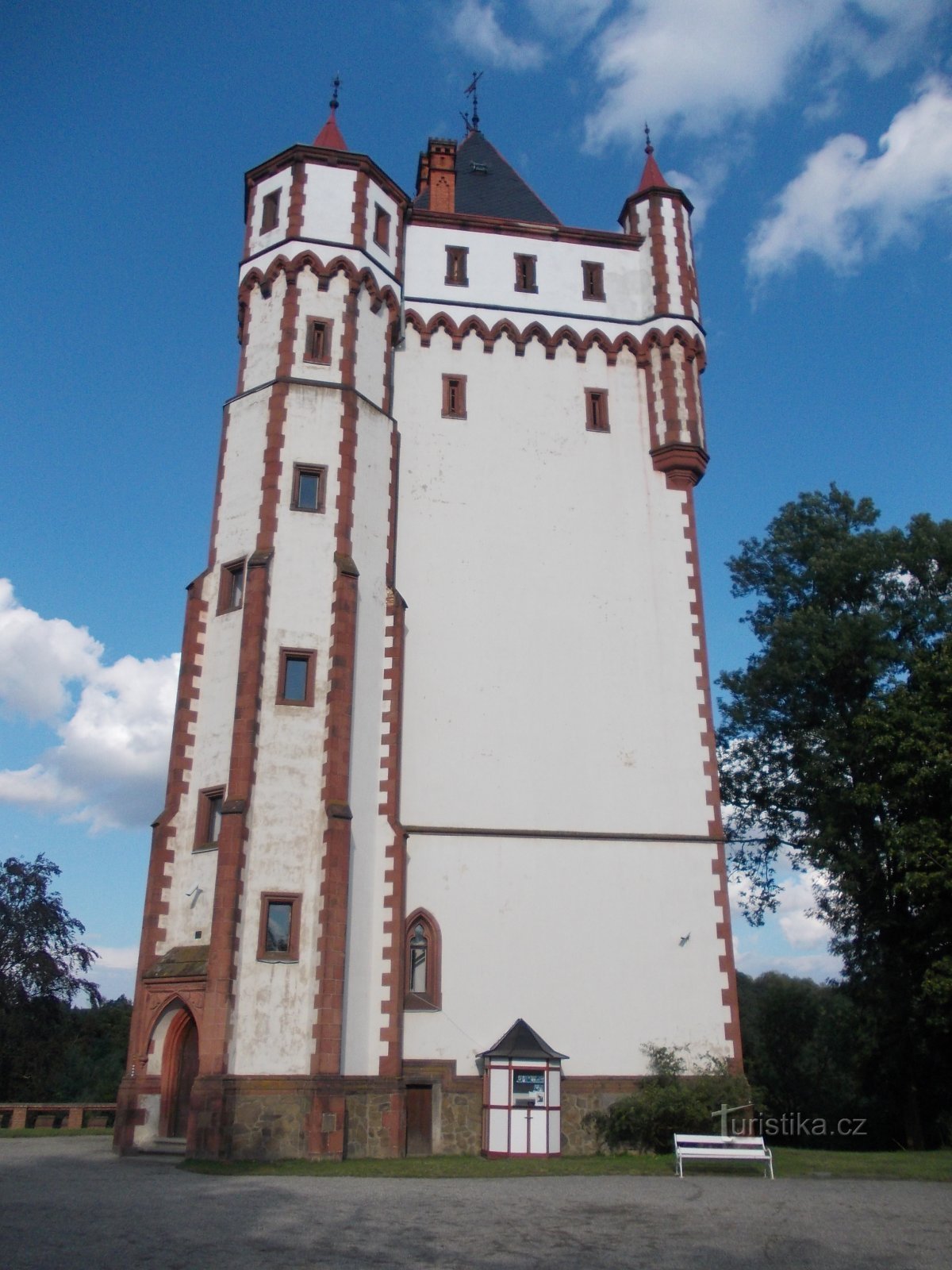 Torre branca perto do castelo em Hradec nad Moravici