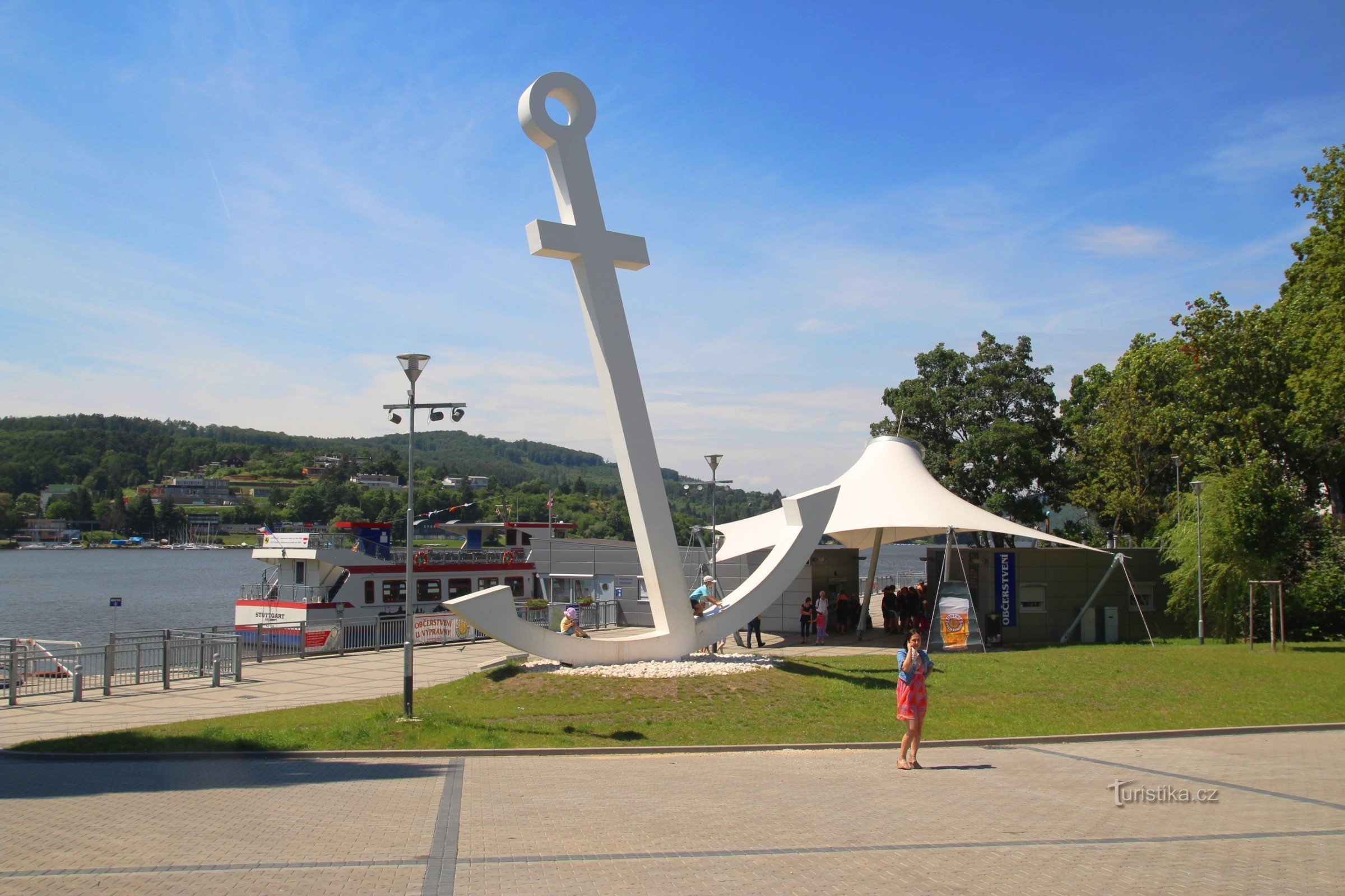 Ancla blanca en el muelle de la presa de Brno